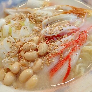 竹輪・シーサラダ・白葱・水煮大豆の豚骨ラーメン